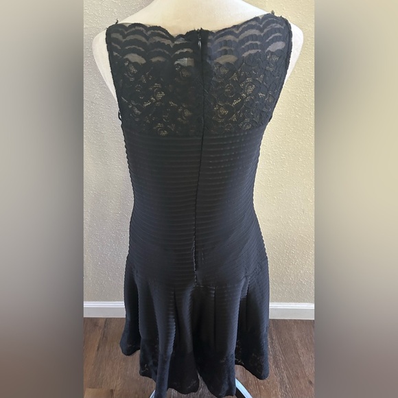 Julian Taylor Elegant Black Lace accent flared sleeveless midi dress size 10 NWT - Picture 4 of 6